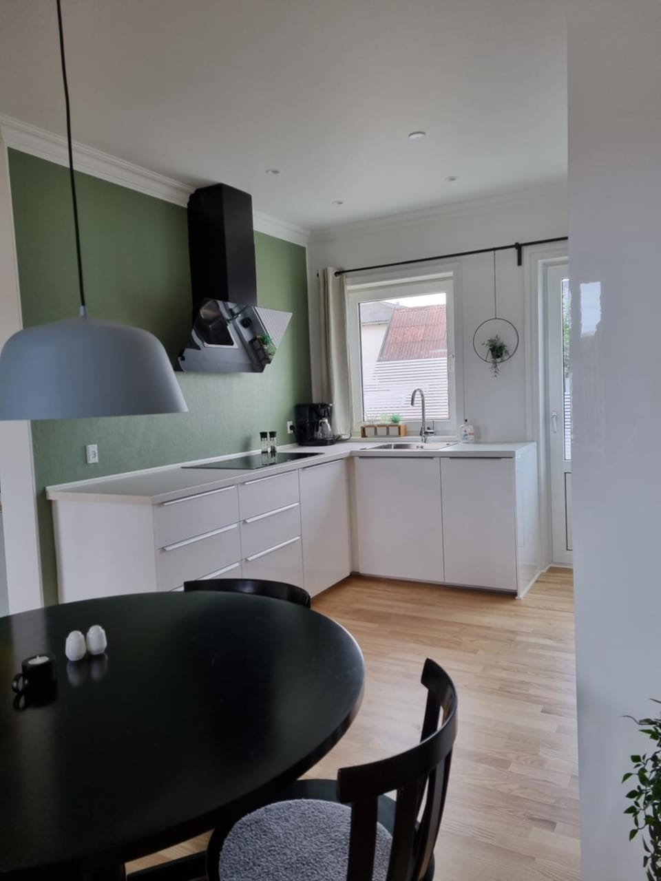 Kitchen or kitchenette, Dining area, stove