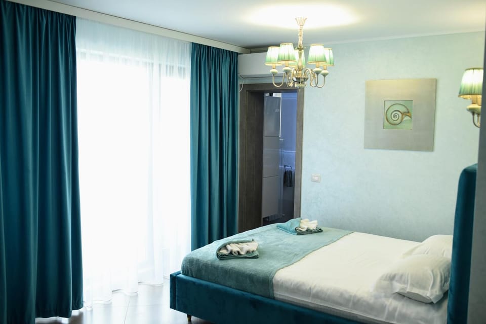 Bed, Bathroom, Balcony/Terrace, Decorative detail