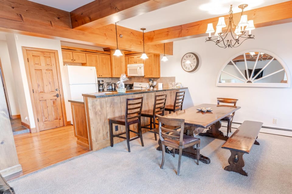 Snowmass 2br Getaway Pool, Hot Tub & Ski Access - D2 Apartment in Snowmass Village