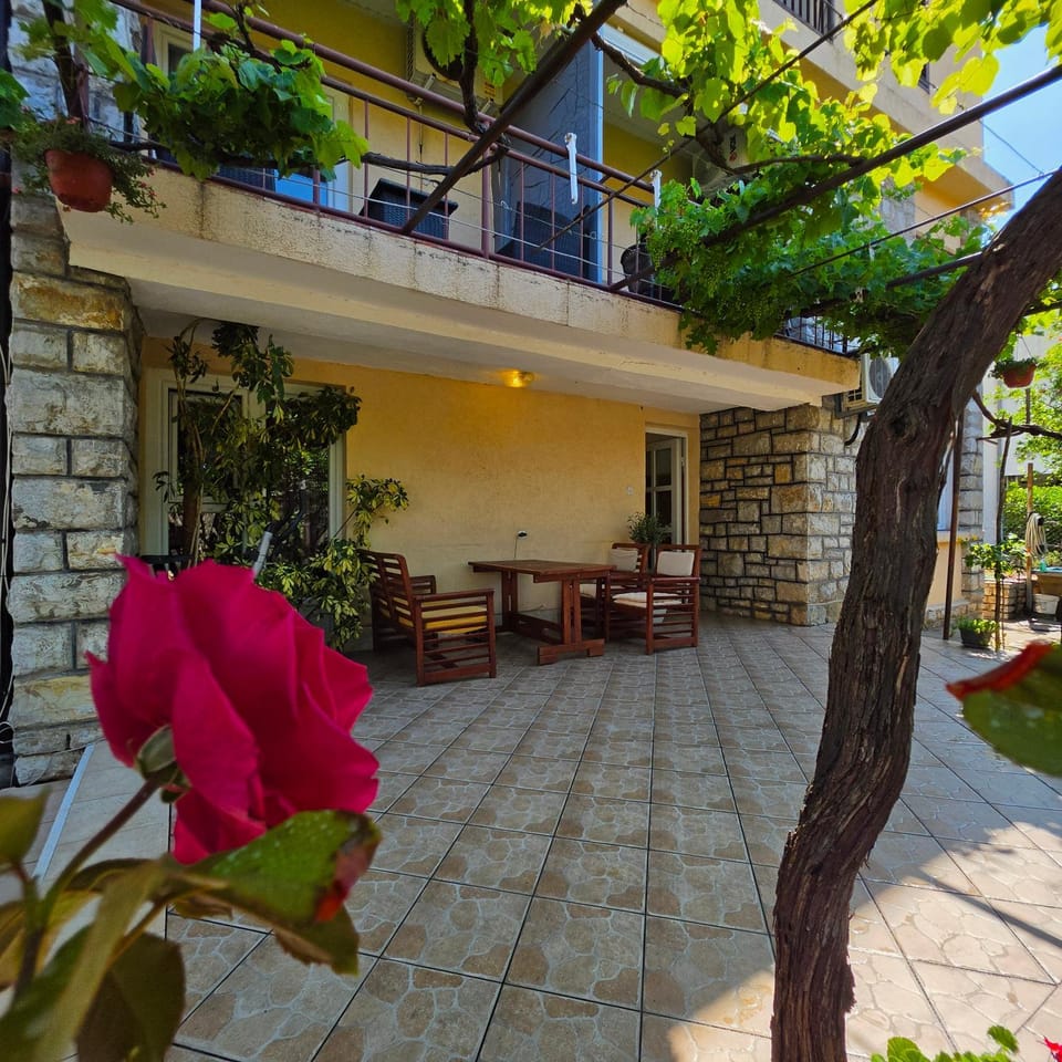 Property building, Patio, Spring, Day, Garden, Balcony/Terrace, Garden view