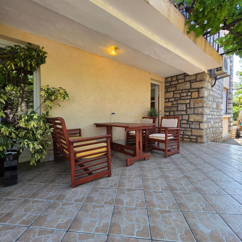 Property building, Patio, Day, Balcony/Terrace, Seating area