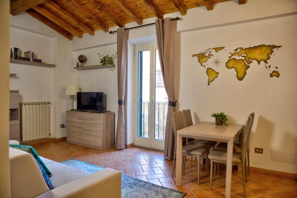 TV and multimedia, Living room, Seating area, Dining area