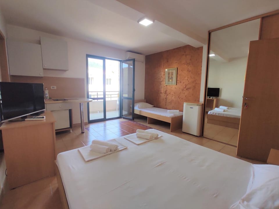Bed, TV and multimedia, Balcony/Terrace, Photo of the whole room, Bedroom