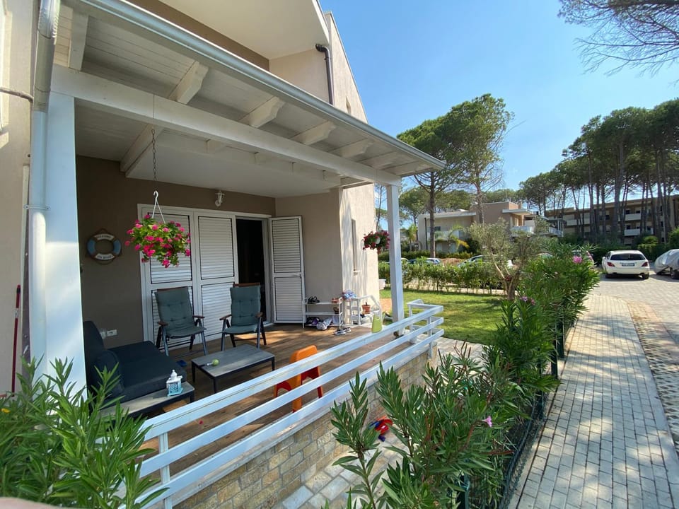 Property building, Day, Garden, Garden view, Parking