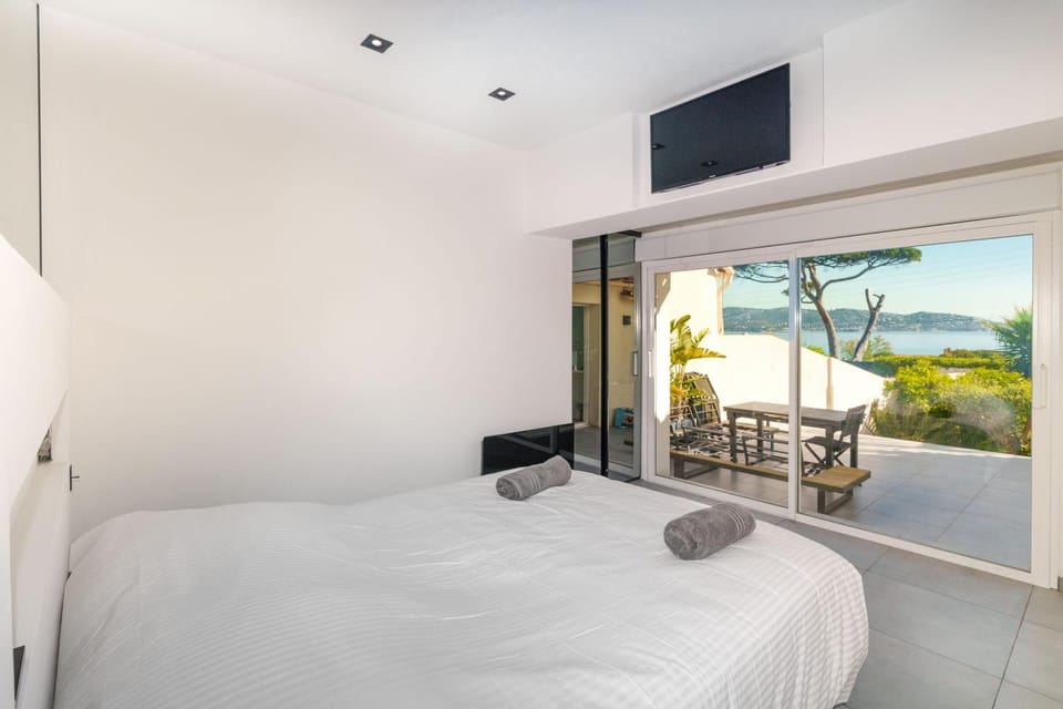 Photo of the whole room, Bedroom, Sea view, Sea view