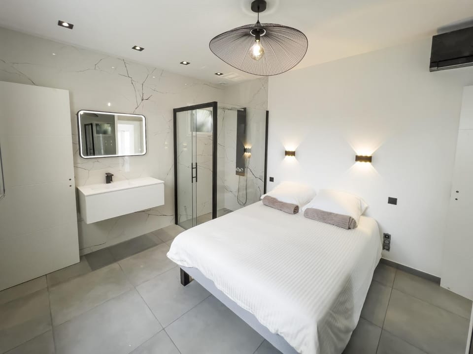 Bed, Photo of the whole room, Bedroom