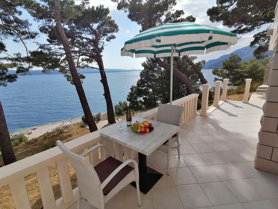Balcony/Terrace, Food and drinks, Food, Sea view, Drinks, Alcoholic drinks