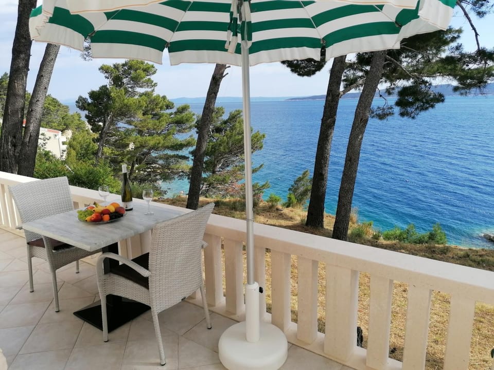 Balcony/Terrace, Food and drinks, Food, Sea view