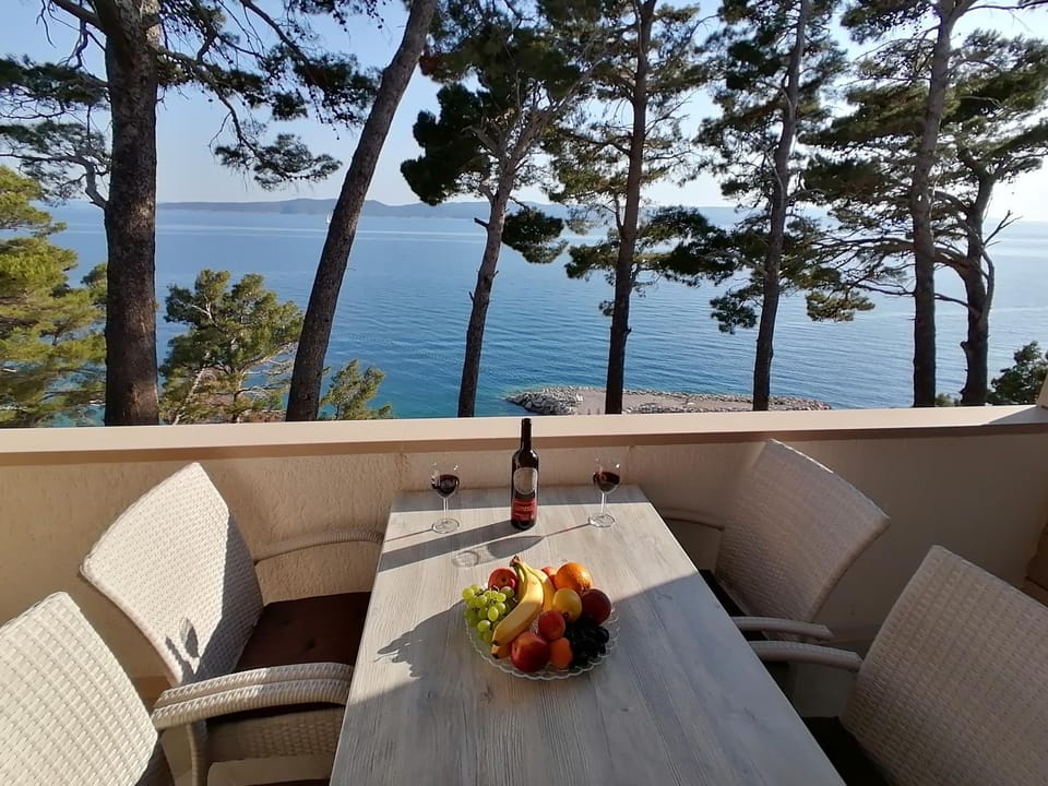 Balcony/Terrace, Food and drinks, Food, Sea view, Drinks, Alcoholic drinks
