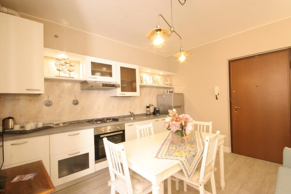 Kitchen or kitchenette, Dining area, dishwasher
