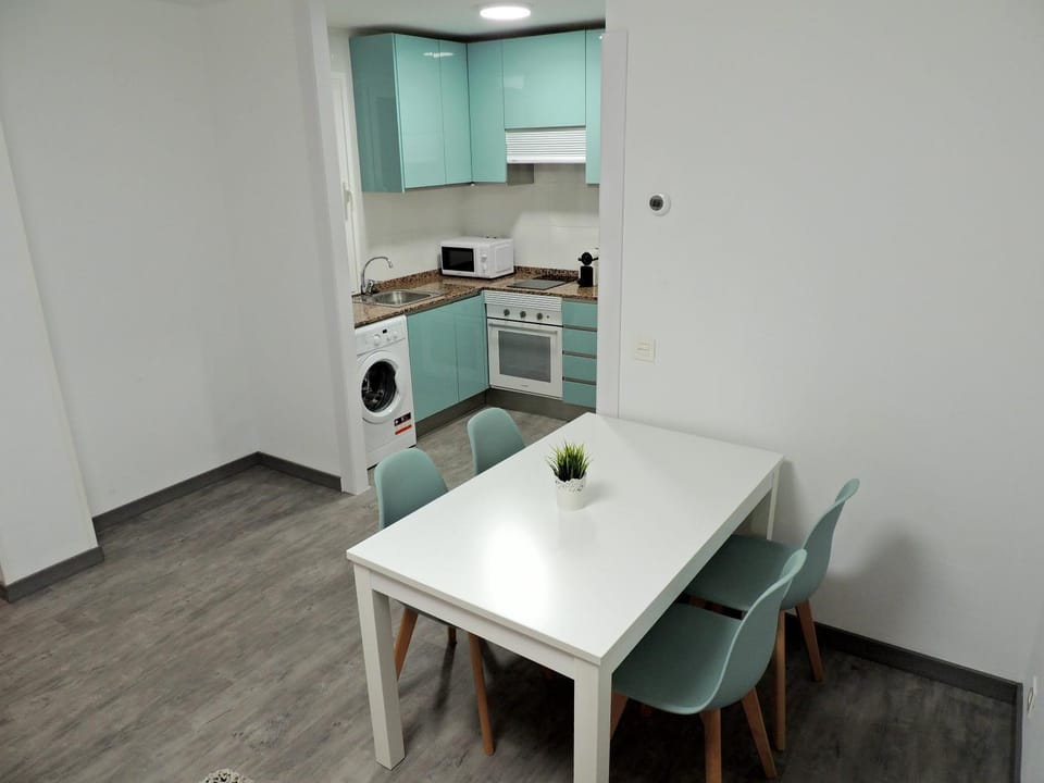 Kitchen or kitchenette, Dining area