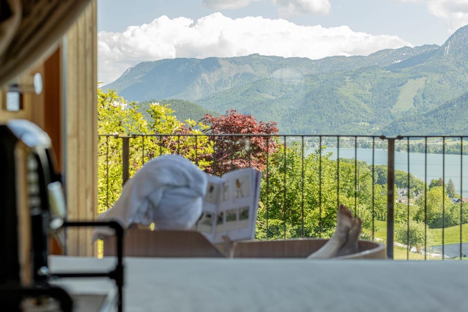 View (from property/room), Balcony/Terrace, Lake view, Mountain view, Bath