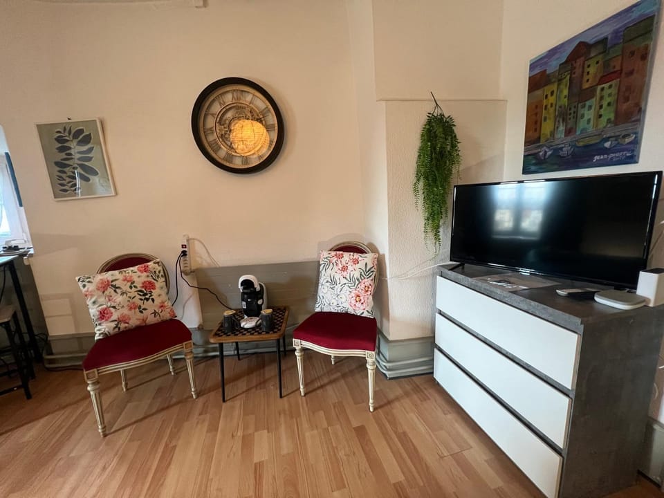 TV and multimedia, Coffee/tea facilities, Lounge or bar, Seating area