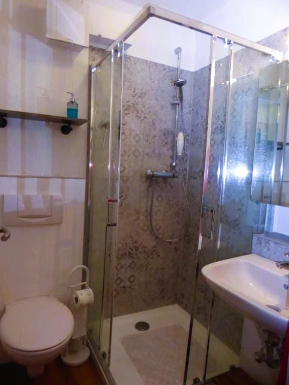 Shower, Toilet