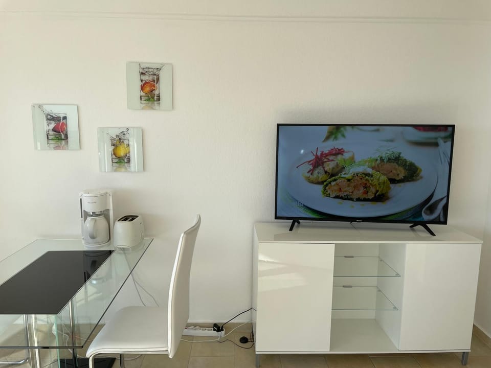 Photo of the whole room, Food