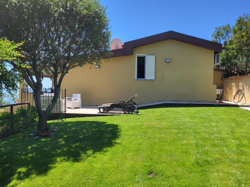 Property building, Day, Garden, Garden view