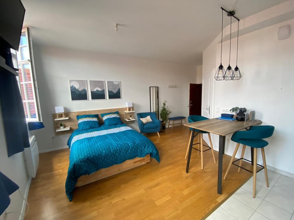 Bed, Living room, Photo of the whole room, Dining area, Bedroom