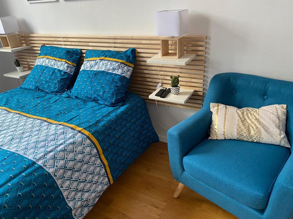Bed, Seating area