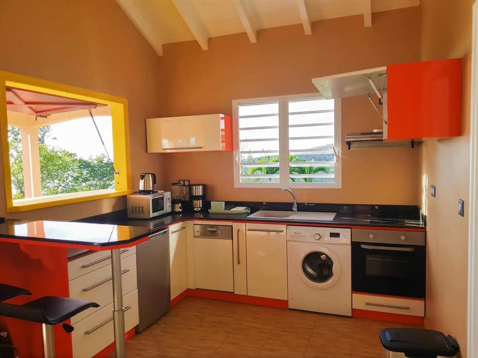 Coffee/tea facilities, Kitchen or kitchenette, Dining area, Mountain view, Sea view, dishwasher, minibar, oven, pet friendly, stove, toaster, washing machine