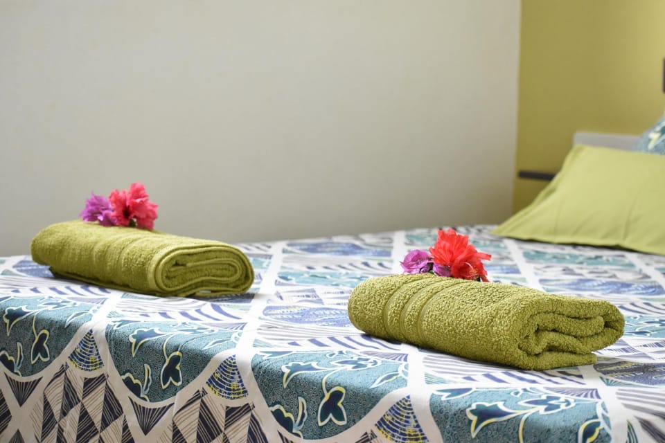 Bed, Bedroom, towels
