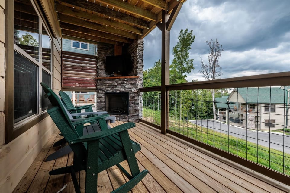 LOCATION! 3 Minutes to Parkway, Game Room, Hot Tub, Wi-Fi, Views, EZ Roads! House in Pigeon Forge
