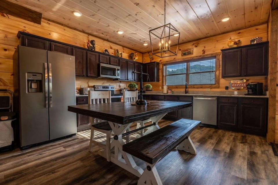 LOCATION! 3 Minutes to Parkway, Game Room, Hot Tub, Wi-Fi, Views, EZ Roads! House in Pigeon Forge