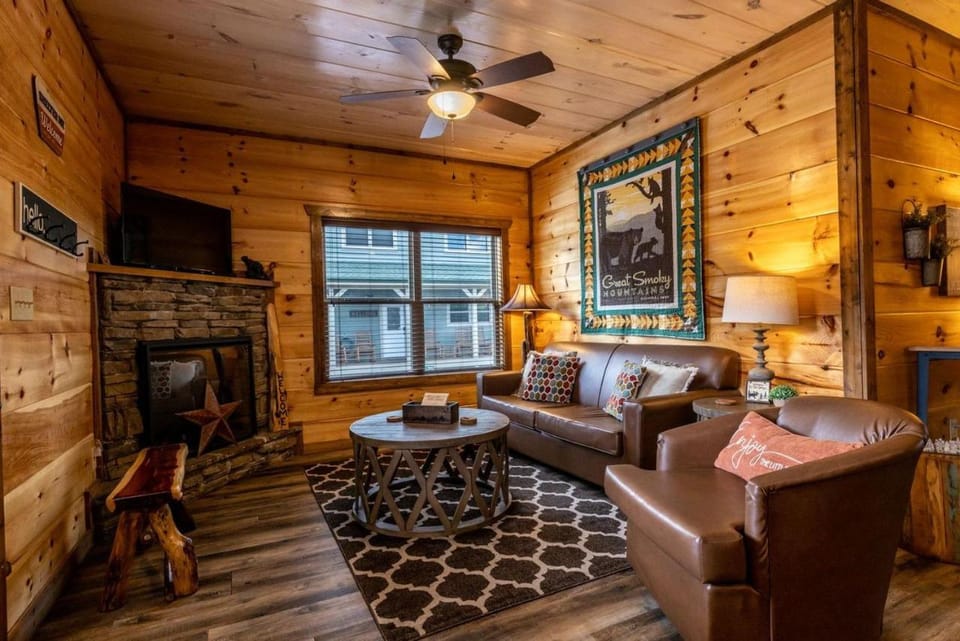 LOCATION! 3 Minutes to Parkway, Game Room, Hot Tub, Wi-Fi, Views, EZ Roads! House in Pigeon Forge