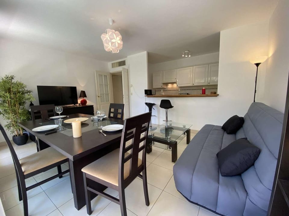 Appartement 3P avec Terrasse et Garage, à 10min des Plages de Juan-les-Pins - FR-1-252-171 Apartment in Antibes