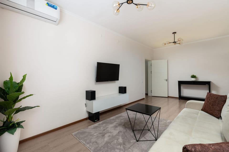 TV and multimedia, Living room, Seating area, air conditioner