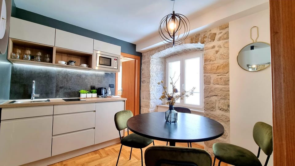 Kitchen or kitchenette, Seating area, Dining area