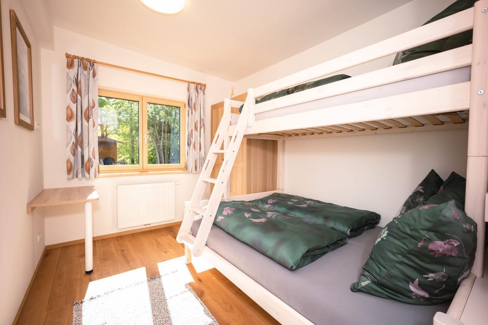 Bedroom, bunk bed