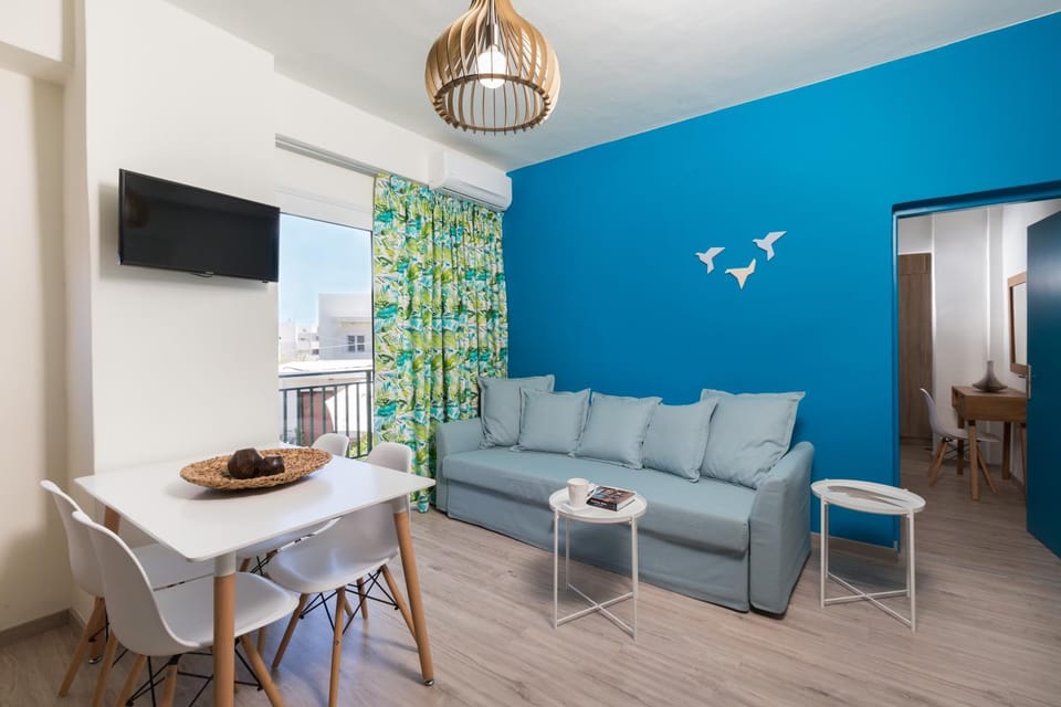 Property building, TV and multimedia, Dining area