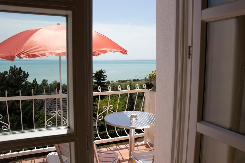 Balcony/Terrace, Lake view