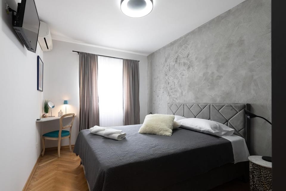 Bed, TV and multimedia, Photo of the whole room, Decorative detail, Bedroom, towels, air conditioner