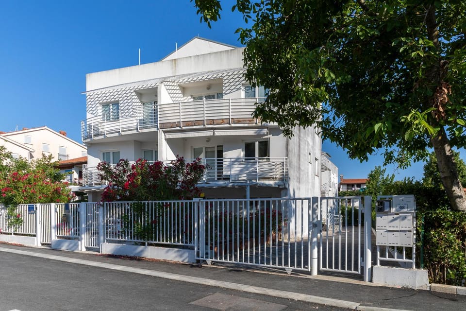 Property building, Facade/entrance, View (from property/room), Balcony/Terrace