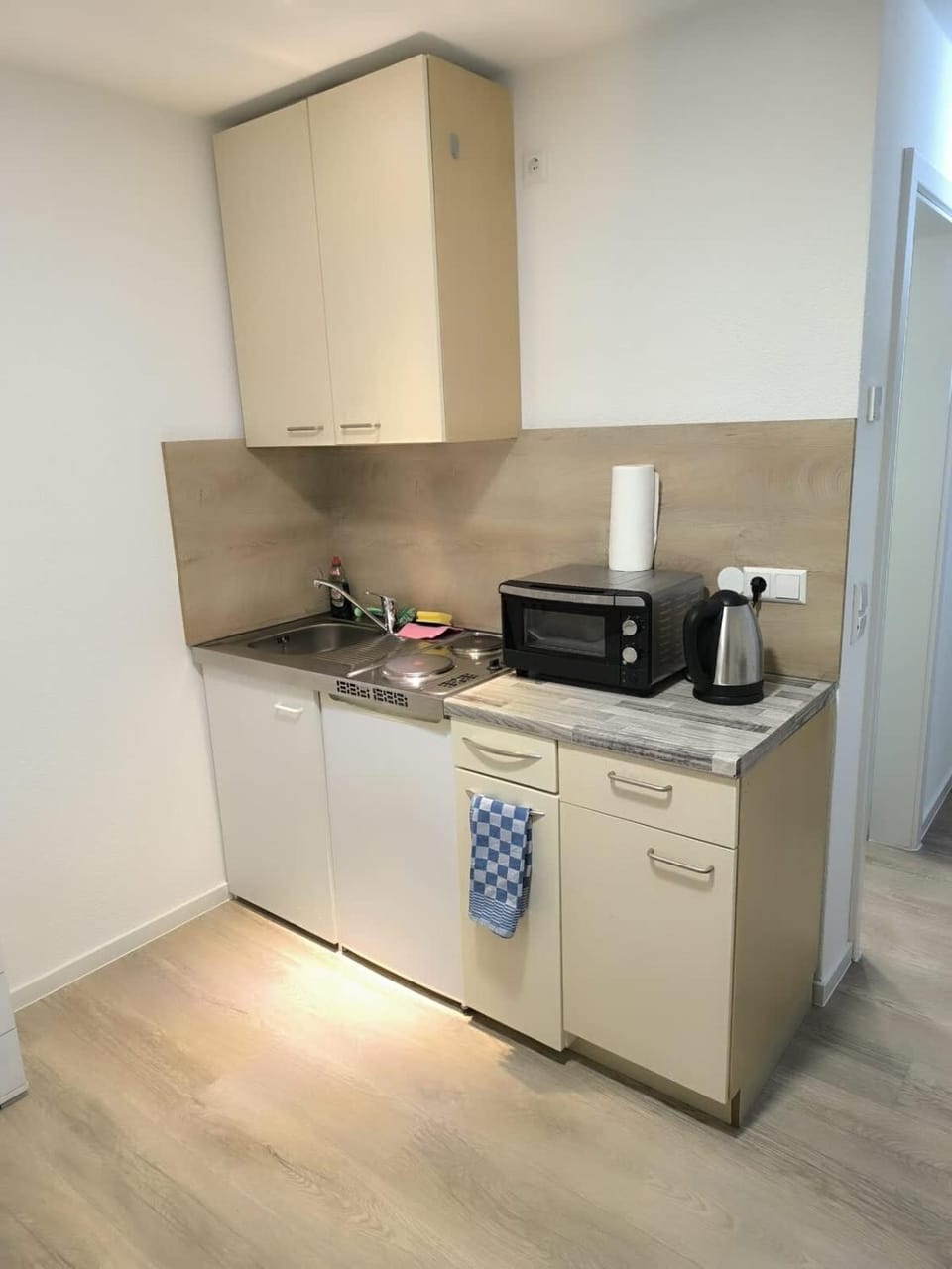 Kitchen or kitchenette, oven, stove