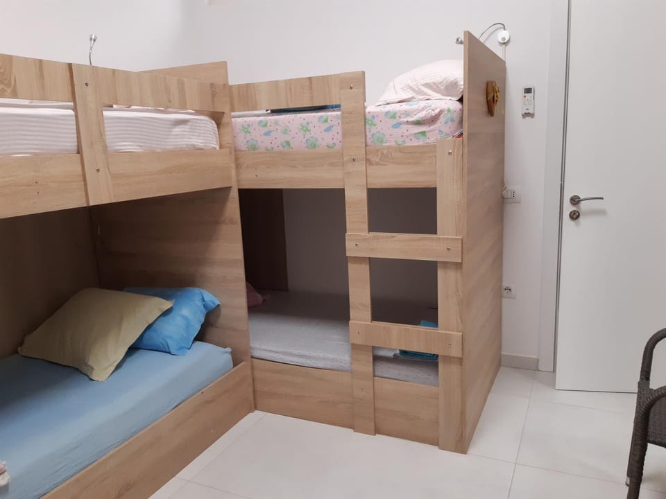 Bedroom, bunk bed