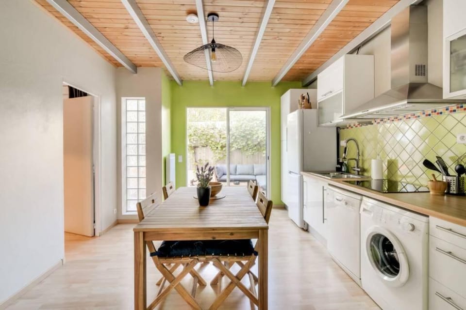 Kitchen or kitchenette, Dining area, washing machine