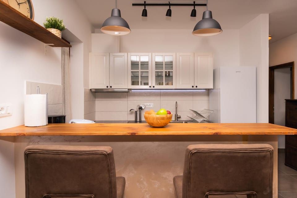 Kitchen or kitchenette, Dining area, Communal kitchen