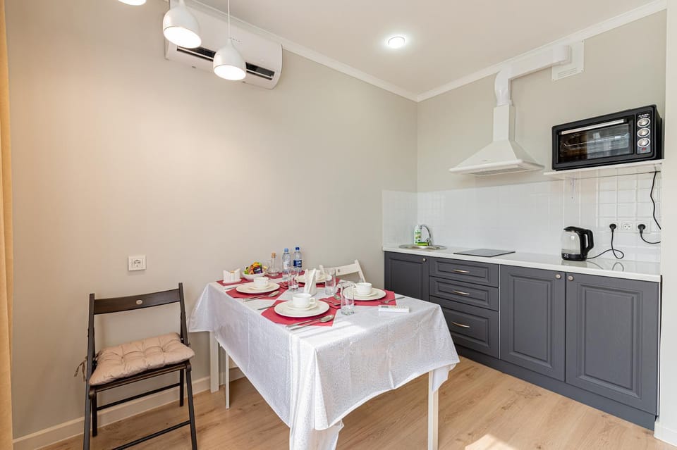 Kitchen or kitchenette, Dining area