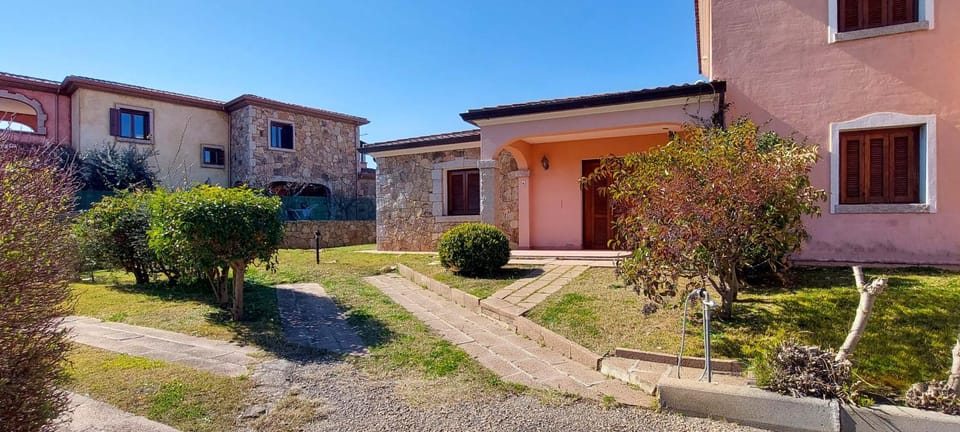 Property building, Facade/entrance, Garden