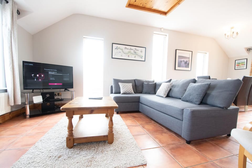 Communal lounge/ TV room, TV and multimedia, Living room, Seating area, Evening entertainment