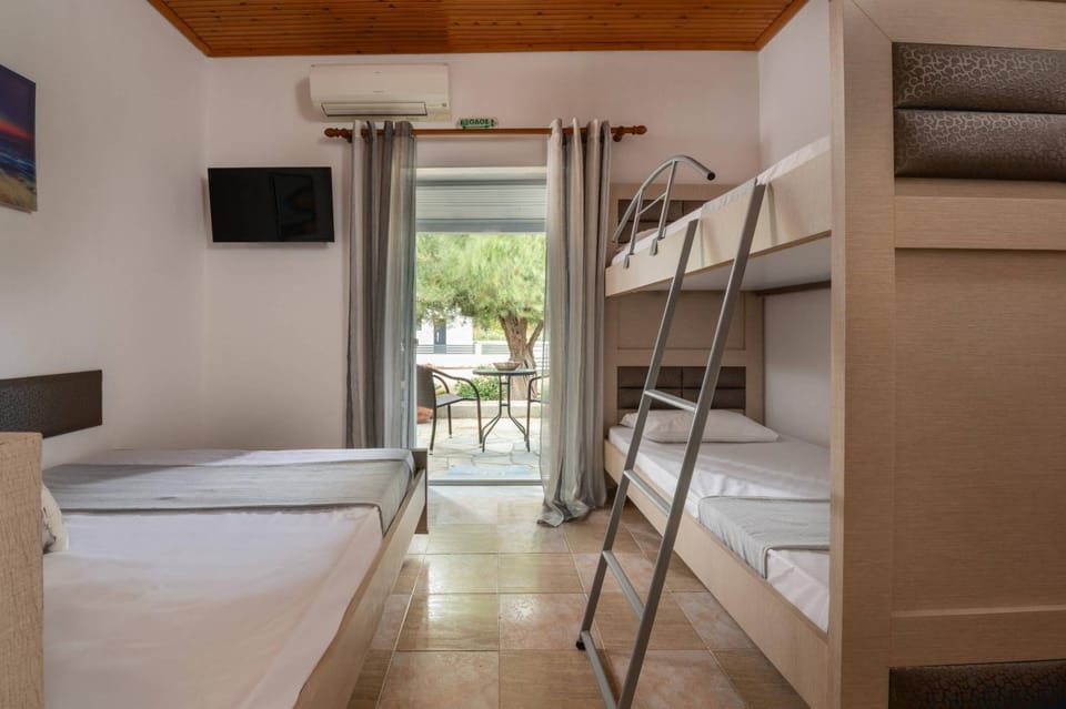 Bed, TV and multimedia, Photo of the whole room, Bedroom, bunk bed