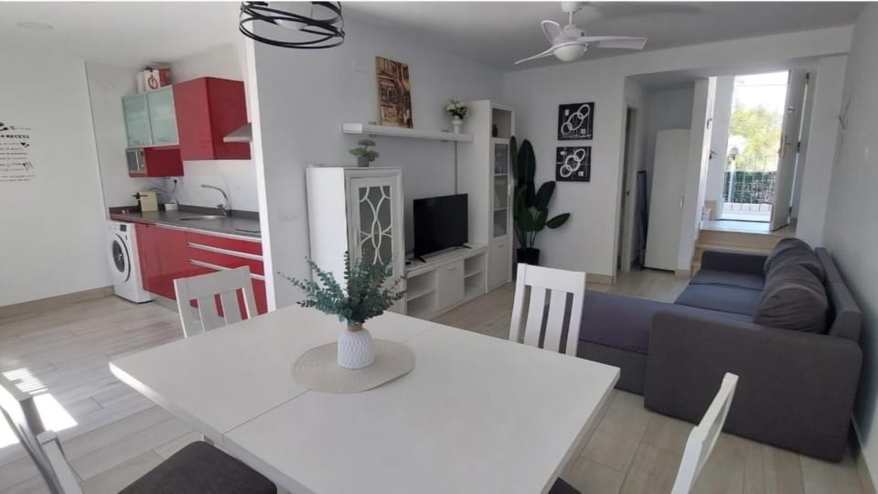 Kitchen or kitchenette, Seating area, Dining area