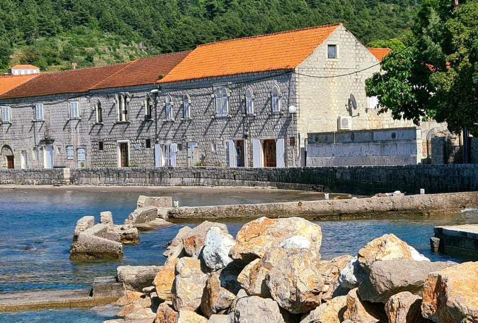 Property building, Neighbourhood, Natural landscape, Sea view, Sea view