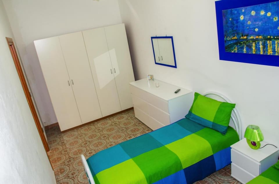 Bed, Photo of the whole room, Bedroom, towels, kitchen