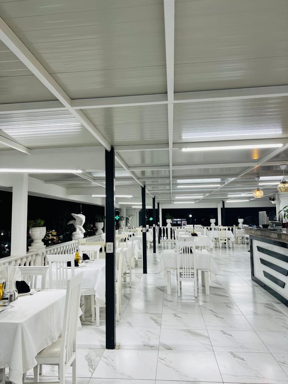 Restaurant/places to eat, Lounge or bar