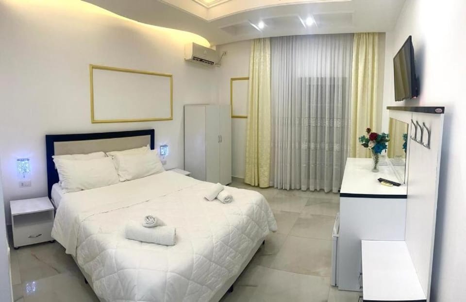 Bed, TV and multimedia, Photo of the whole room, Bedroom, towels, air conditioner