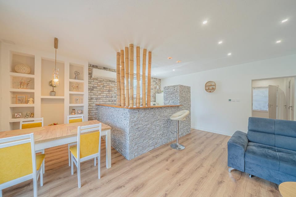 Kitchen or kitchenette, Seating area, Dining area