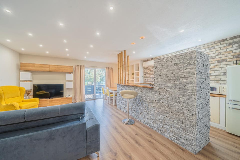 TV and multimedia, Kitchen or kitchenette, Living room, Seating area